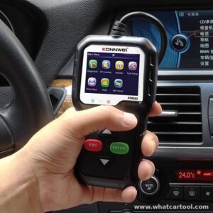 Konnwei KW680 obd2 scanner in use